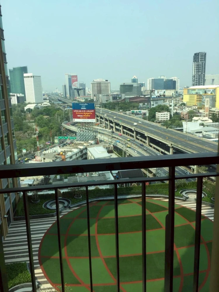 Condo for rent Equinox Pahol Vibha, spacious room, lots of usable space, high floor, hurry up and reserve now, don't miss out.