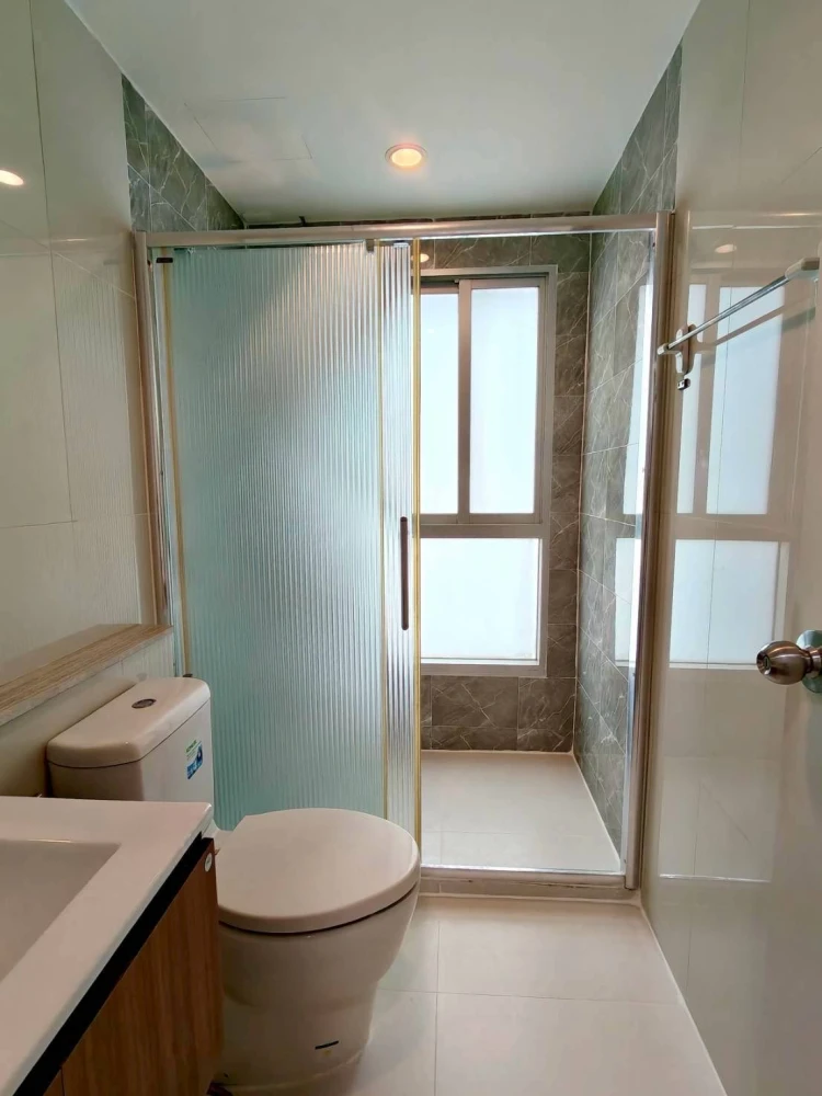For rent: Condo Fuse Chan-Sathorn, large room, comfortable, 15th floor, high view, convenient, complete in one place, move now.