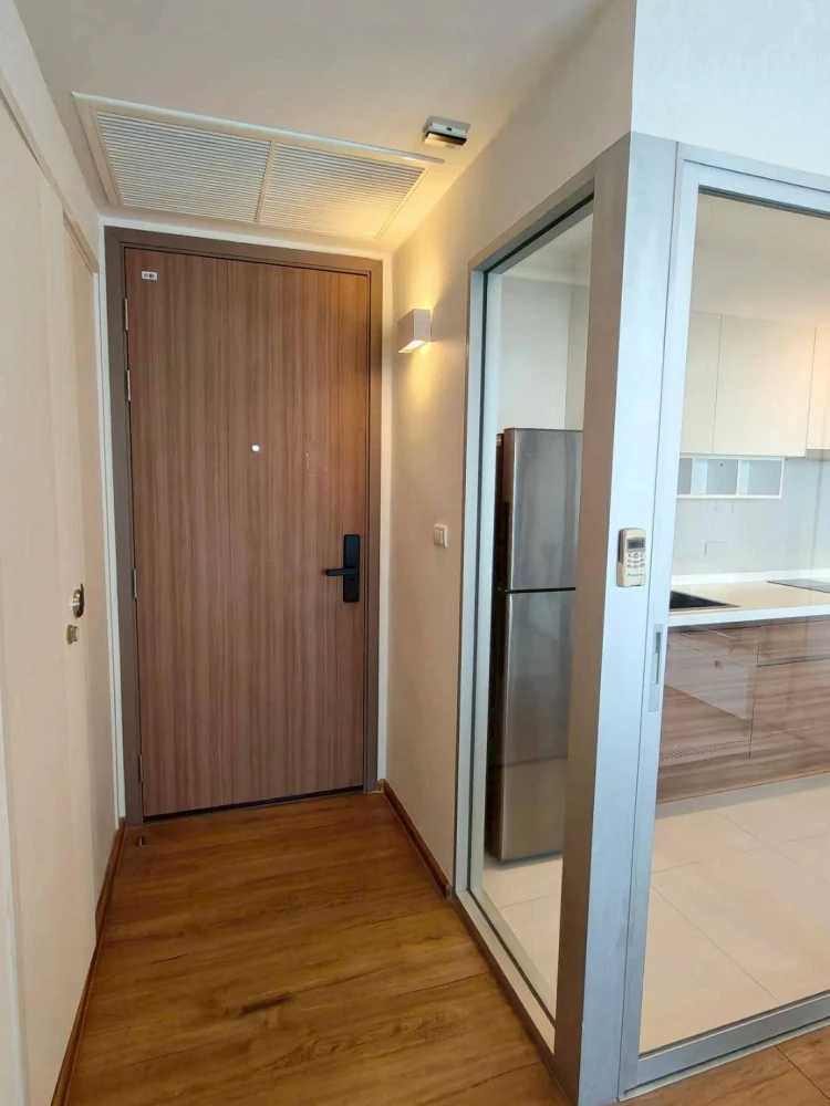 For rent: Condo Fuse Chan-Sathorn, large room, comfortable, 15th floor, high view, convenient, complete in one place, move now.
