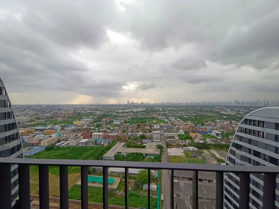For rent: Condo Ideo East Point, spacious room, comfortable, city view, airy, good like this, hurry and book now!!
