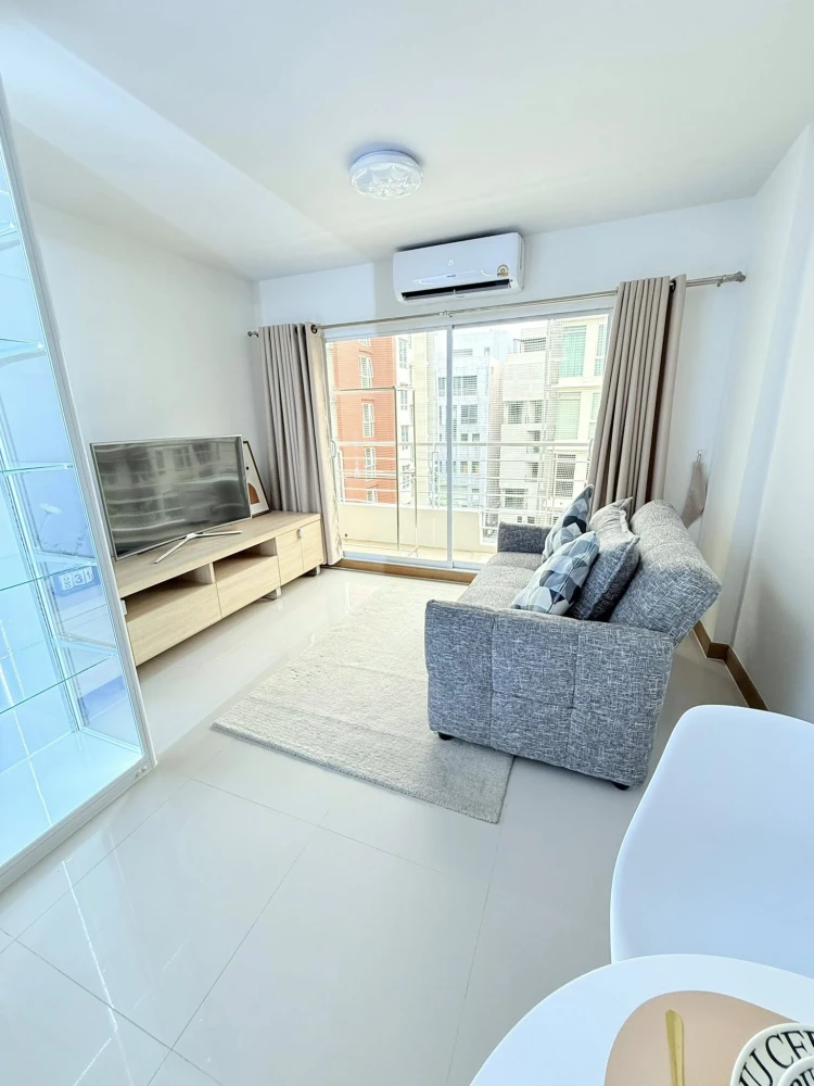 Condo for rent at Ivy Ratchada, a large, comfortable room with plenty of living space. Fully furnished, all in one place. Hurry and reserve now, don't