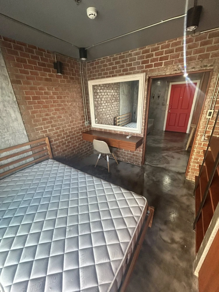 For rent: Lumpini Place Rama 9 condo, loft-style design, dark and cool, ideal height. Book now! Don't miss out!