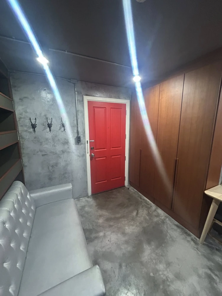 For rent: Lumpini Place Rama 9 condo, loft-style design, dark and cool, ideal height. Book now! Don't miss out!