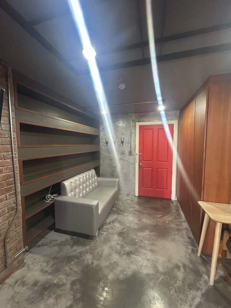 For rent: Lumpini Place Rama 9 condo, loft-style design, dark and cool, ideal height. Book now! Don't miss out!