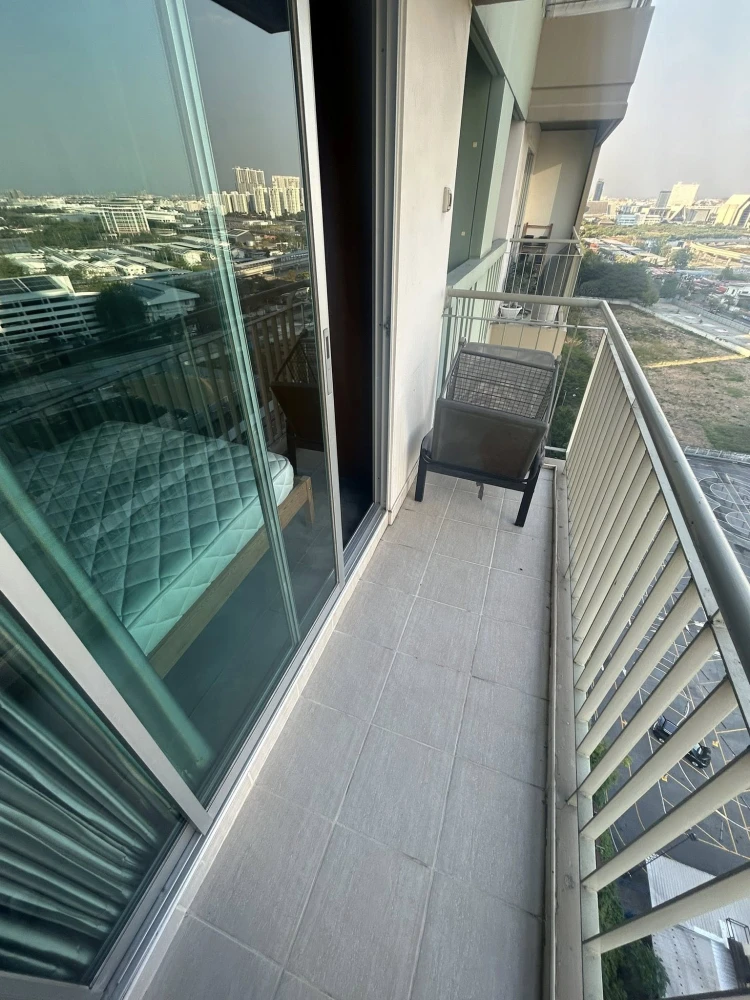 For rent: Lumpini Place Rama 9 condo, loft-style design, dark and cool, ideal height. Book now! Don't miss out!