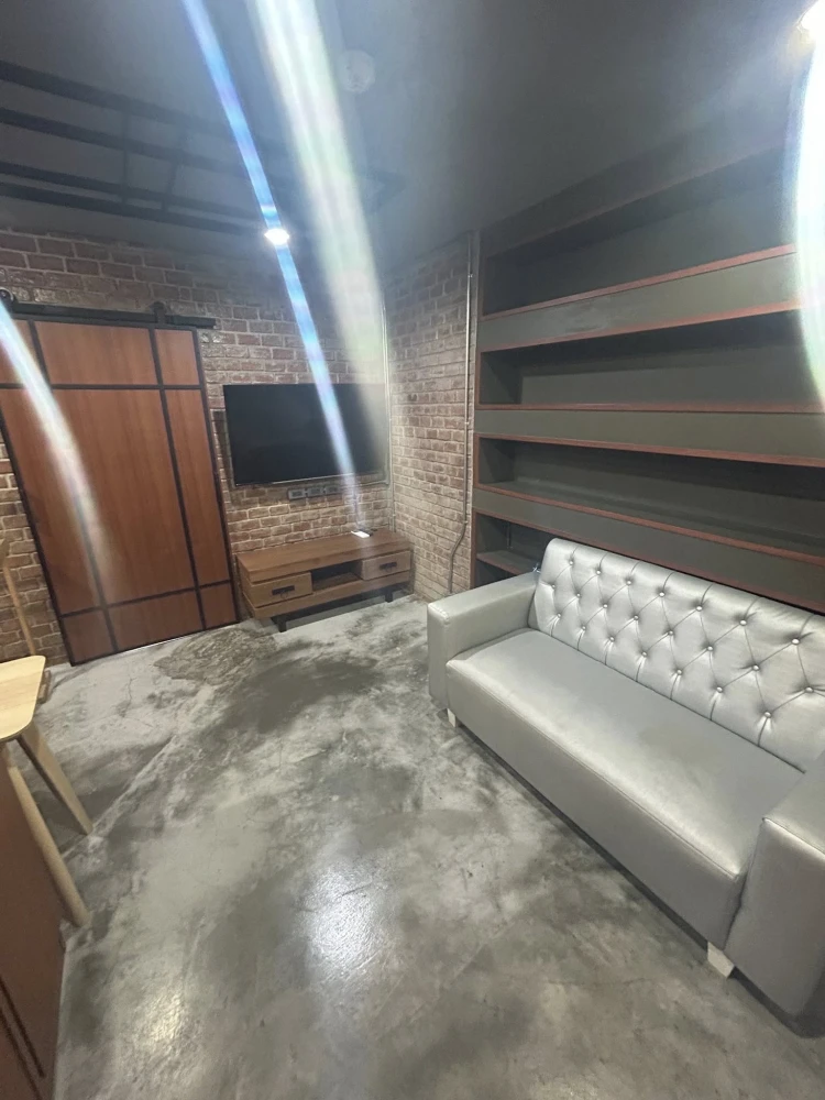 For rent: Lumpini Place Rama 9 condo, loft-style design, dark and cool, ideal height. Book now! Don't miss out!