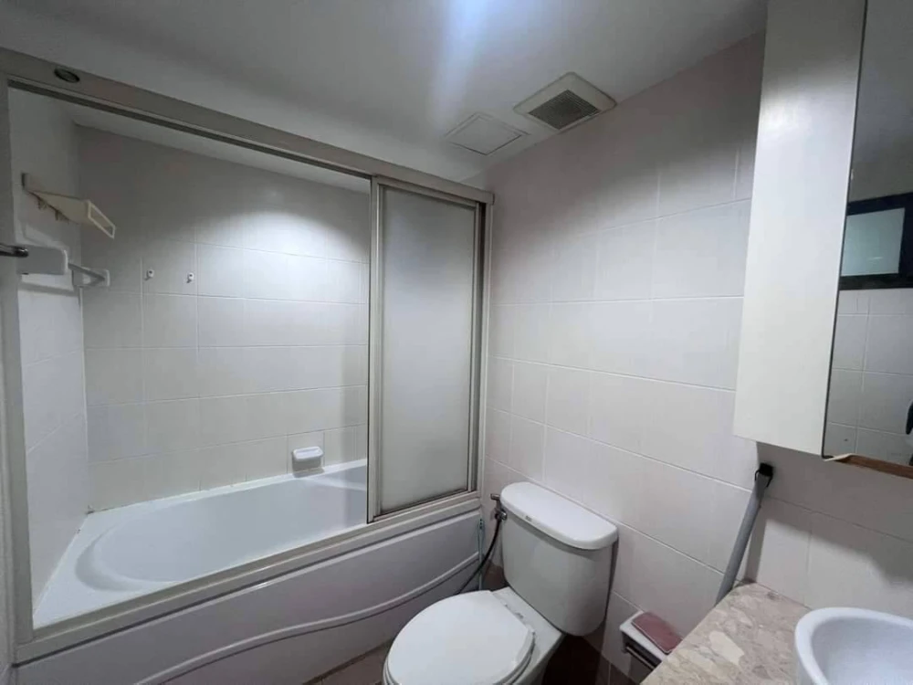 Condo for rent, Lumpini Place Rama 3 - Riverview. Spacious and comfortable unit with ample living space. Convenient and fully equipped. Book now!
