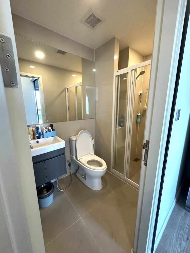 For rent: Modiz Sukhumvit 50 condo. The unit is partitioned into separate, well-defined zones. Great price! Book now, don't miss out!