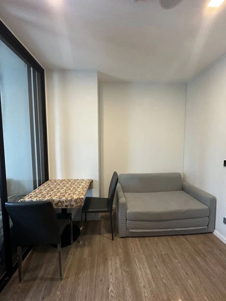 For rent: Modiz Sukhumvit 50 condo. The unit is partitioned into separate, well-defined zones. Great price! Book now, don't miss out!