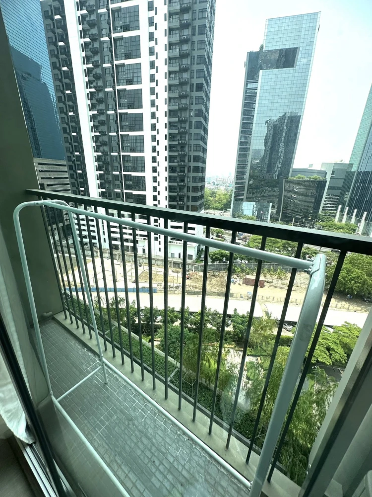 Condo for rent Noble Revolve Ratchada 2, large room, comfortable, 6th floor, clear view, hurry and reserve now, don't miss out.