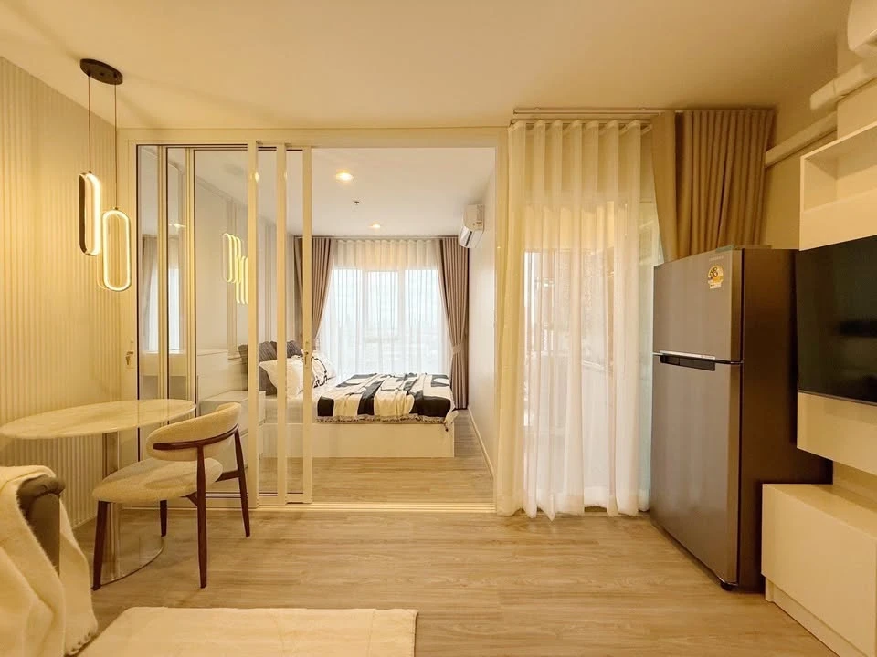 For rent: Regent Home Bangna condo. Beautifully decorated unit with high-quality built-in furniture. Excellent value. You absolutely must not miss thi