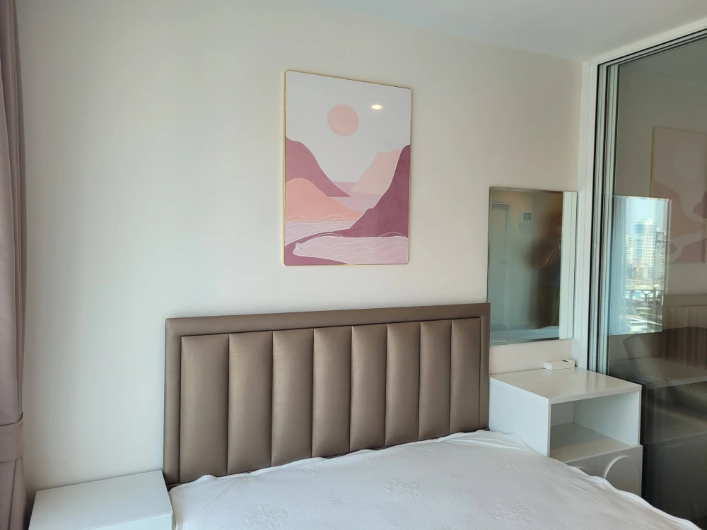 Condo for rent, Regent Home Bangna. Built-in cabinetry in living room and kitchen. Fully furnished. Don't miss out!