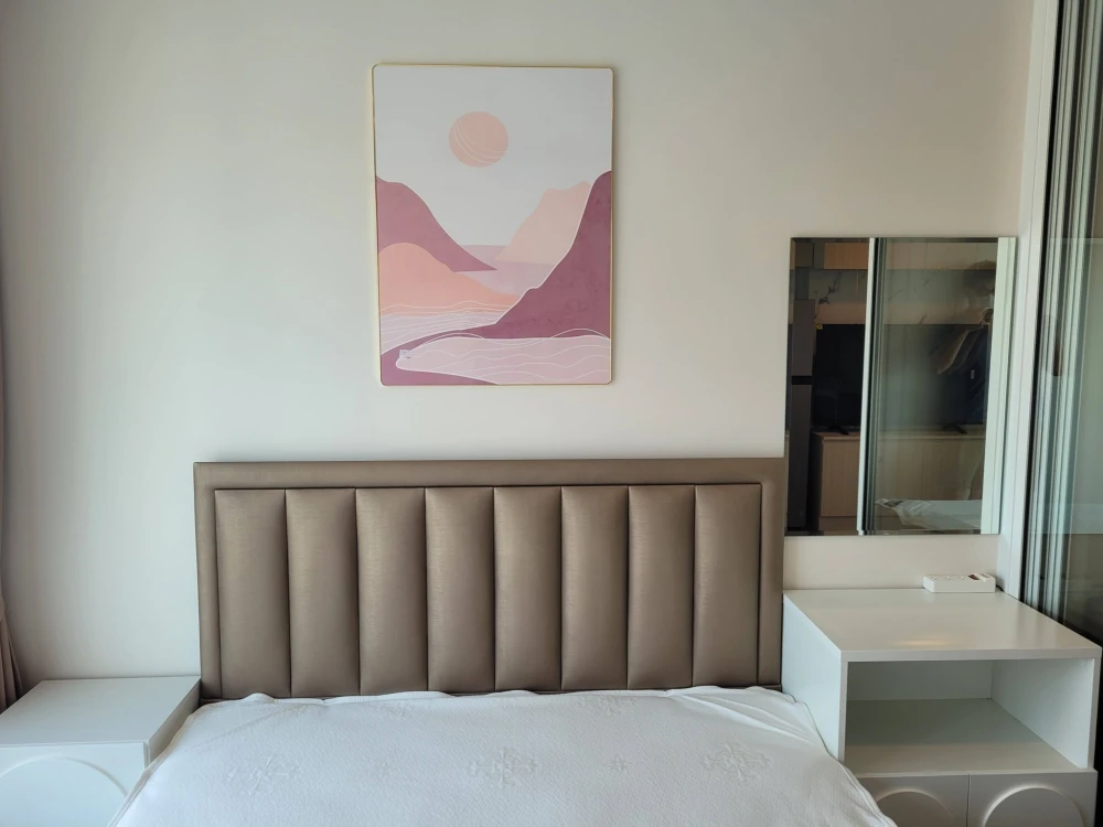 Condo for rent, Regent Home Bangna. Built-in cabinetry in living room and kitchen. Fully furnished. Don't miss out!