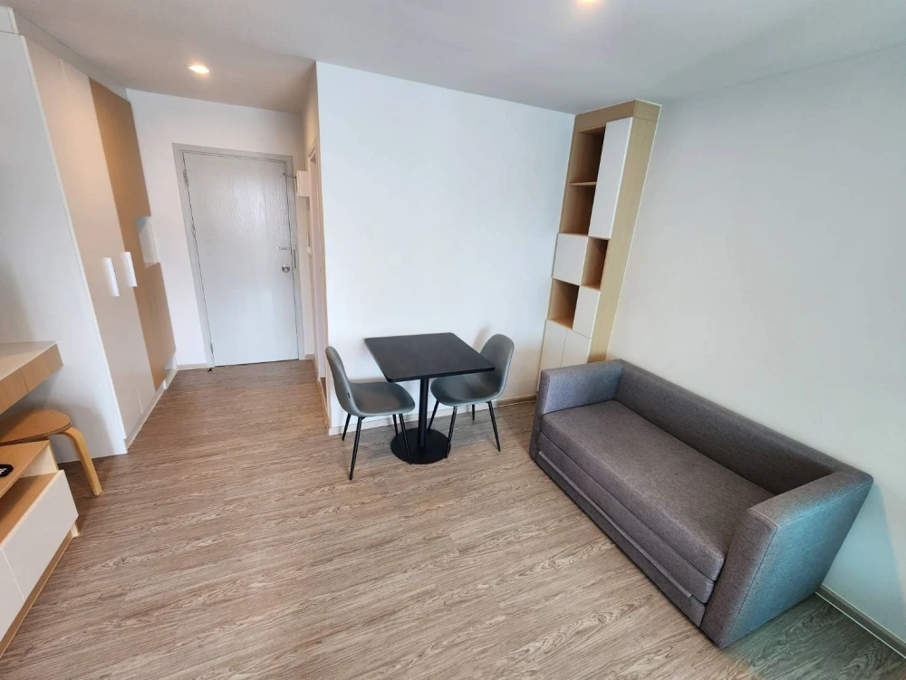 For rent: Regent Home Bangna condo, corner unit, quiet and private, 7th floor, unobstructed view. Book now!