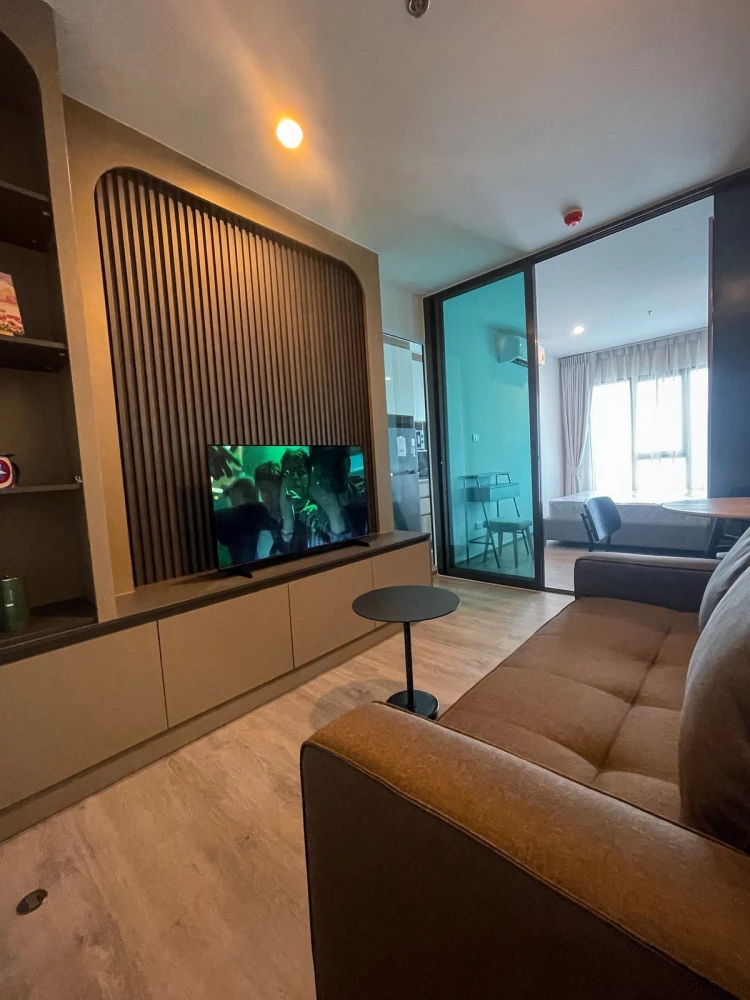 Condo for rent, Regent Home Wutthakat. The room is partitioned into separate, well-defined zones. Book now before you miss this opportunity!