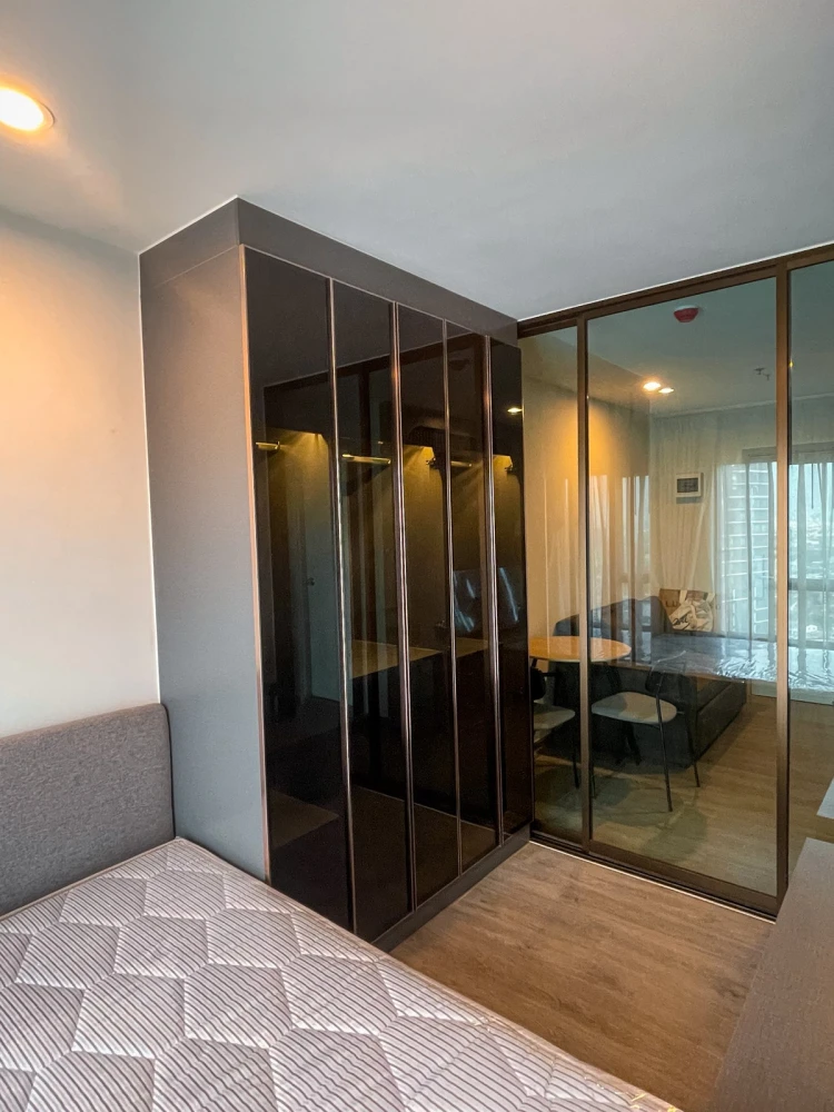 Condo for rent, Regent Home Wutthakat. The room is partitioned into separate, well-defined zones. Book now before you miss this opportunity!