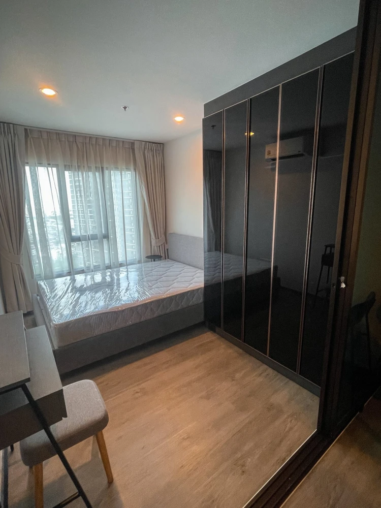Condo for rent, Regent Home Wutthakat. The room is partitioned into separate, well-defined zones. Book now before you miss this opportunity!