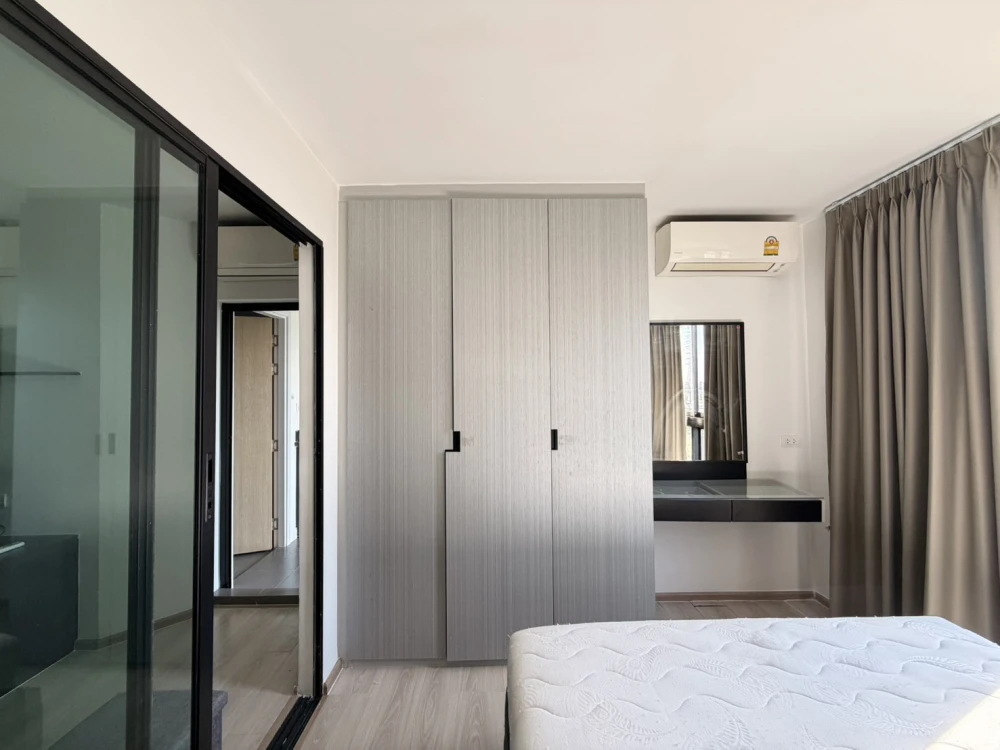 Condo for rent at Rise Rama 9. The unit is partitioned into separate, clearly defined zones. Great value! Book now, don't miss out!