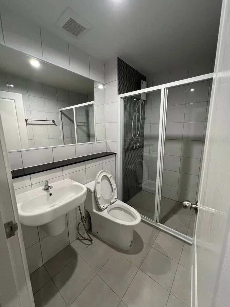 For rent: Terra Residence condo, 29th floor, high floor, beautiful view, fully furnished with built-in cabinets and appliances, ready to move in. Don'