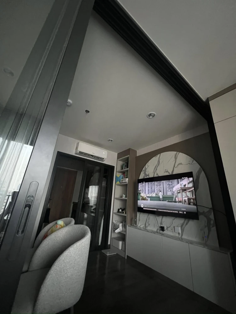 Condo for rent: The Line Vibe, 22nd floor, north side, view of Chang Building, cool air all day even in summer. Book now.