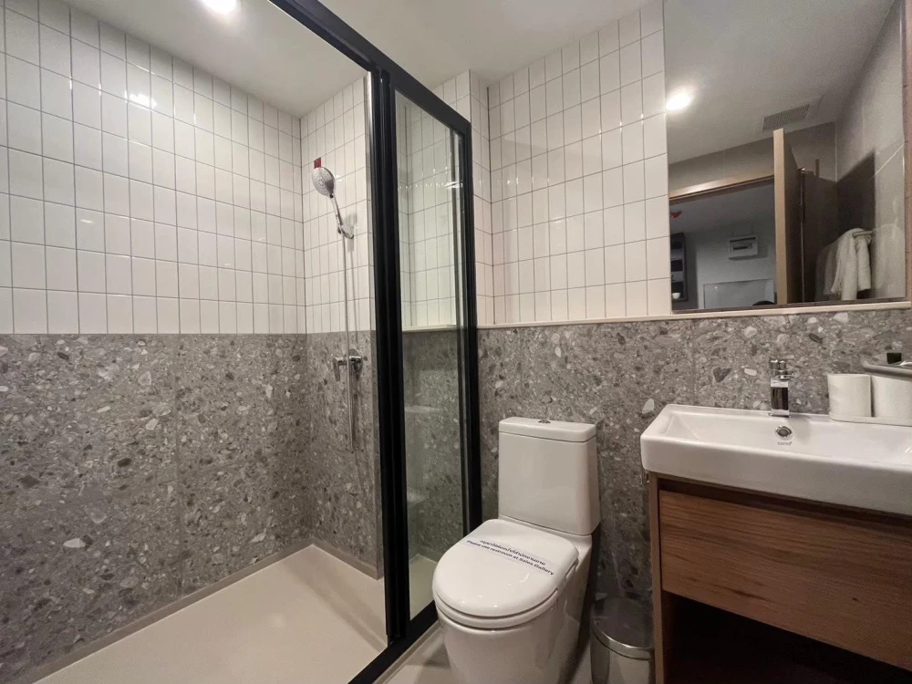 Condo for rent: The Line Vibe, 22nd floor, north side, view of Chang Building, cool air all day even in summer. Book now.