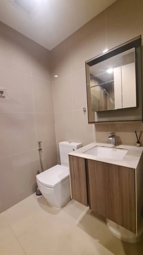 Condo for rent, the line Phahon-Pradipat, 9th floor, garden and swimming pool floor, only 17,000 baht.
