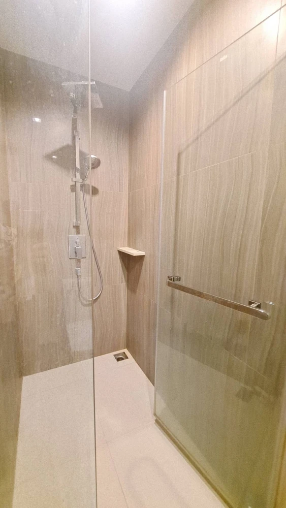 Condo for rent, the line Phahon-Pradipat, 9th floor, garden and swimming pool floor, only 17,000 baht.