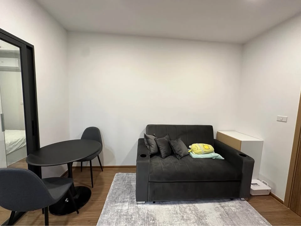 For rent: Condo The Livin Ramkhamhaeng, spacious room, glass partition, well-proportioned, built-in interior decoration, complete here in one place, b