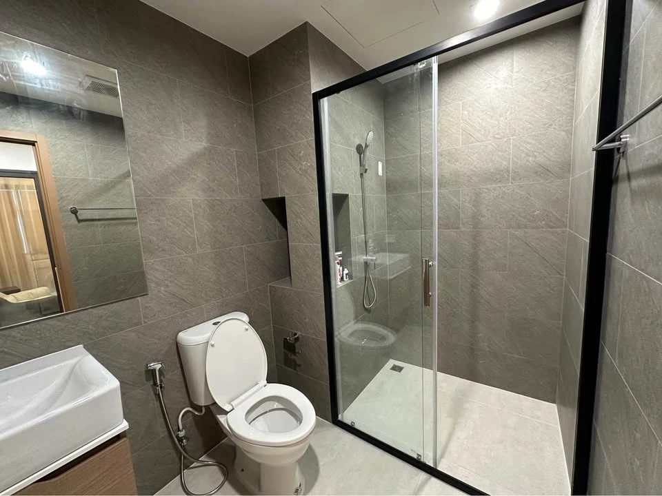 For rent: Condo The Livin Ramkhamhaeng, spacious room, glass partition, well-proportioned, built-in interior decoration, complete here in one place, b