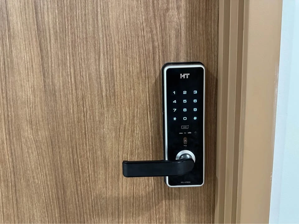 For rent: Condo The Livin Ramkhamhaeng, spacious room, glass partition, well-proportioned, built-in interior decoration, complete here in one place, b