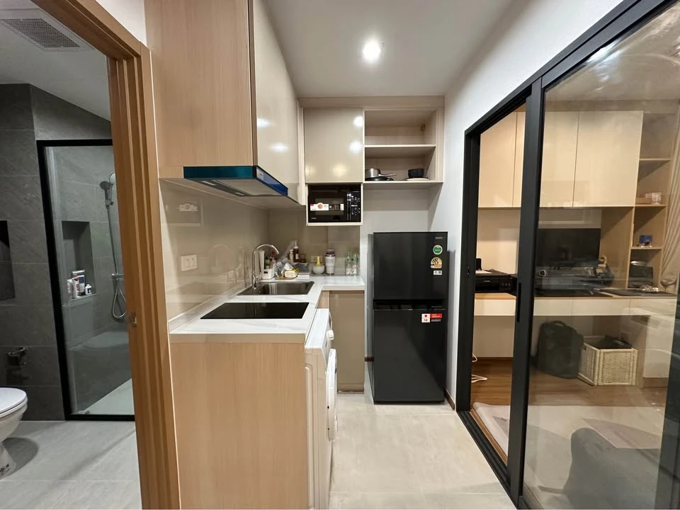 For rent: Condo The Livin Ramkhamhaeng, spacious room, glass partition, well-proportioned, built-in interior decoration, complete here in one place, b