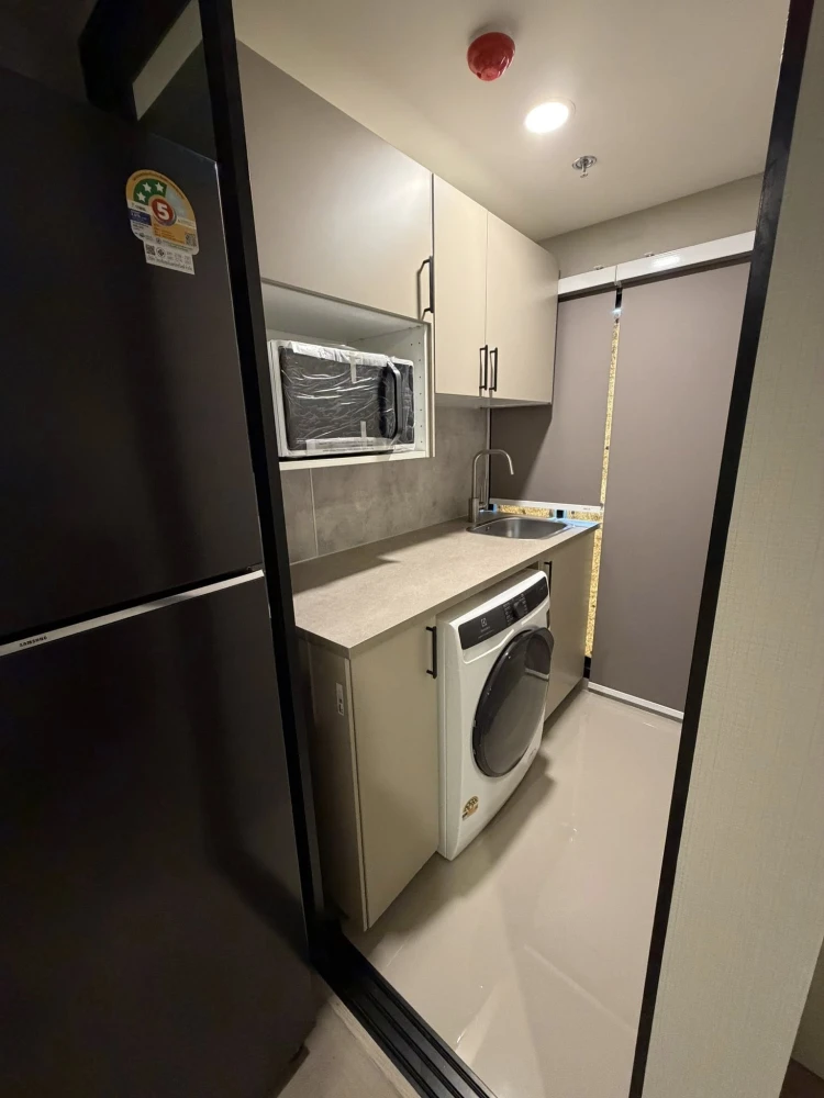 For rent: The Origin Sukhumvit-Praksa condo. Ready to move in, high-quality built-in furniture, excellent value. You won't want to miss this!