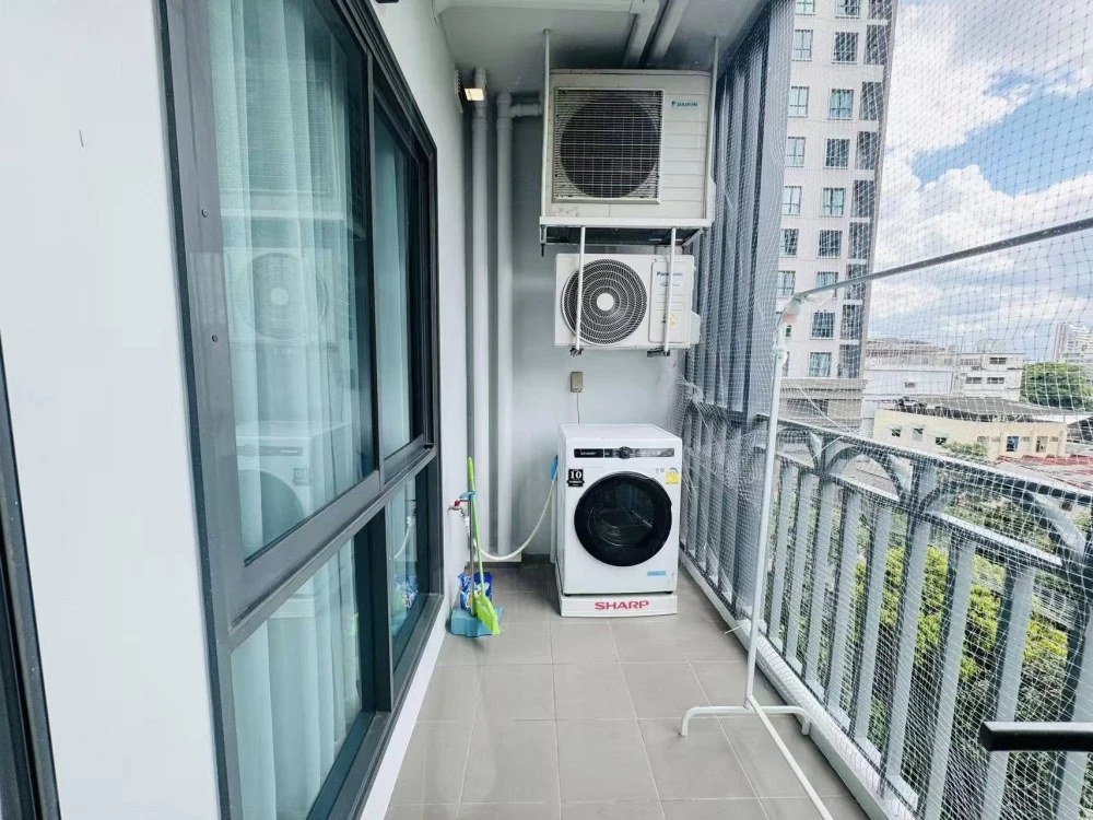 Condo for rent: The Rich Sathorn–Taksin. Large room, plenty of usable space, great value. Just bring your belongings and move in.