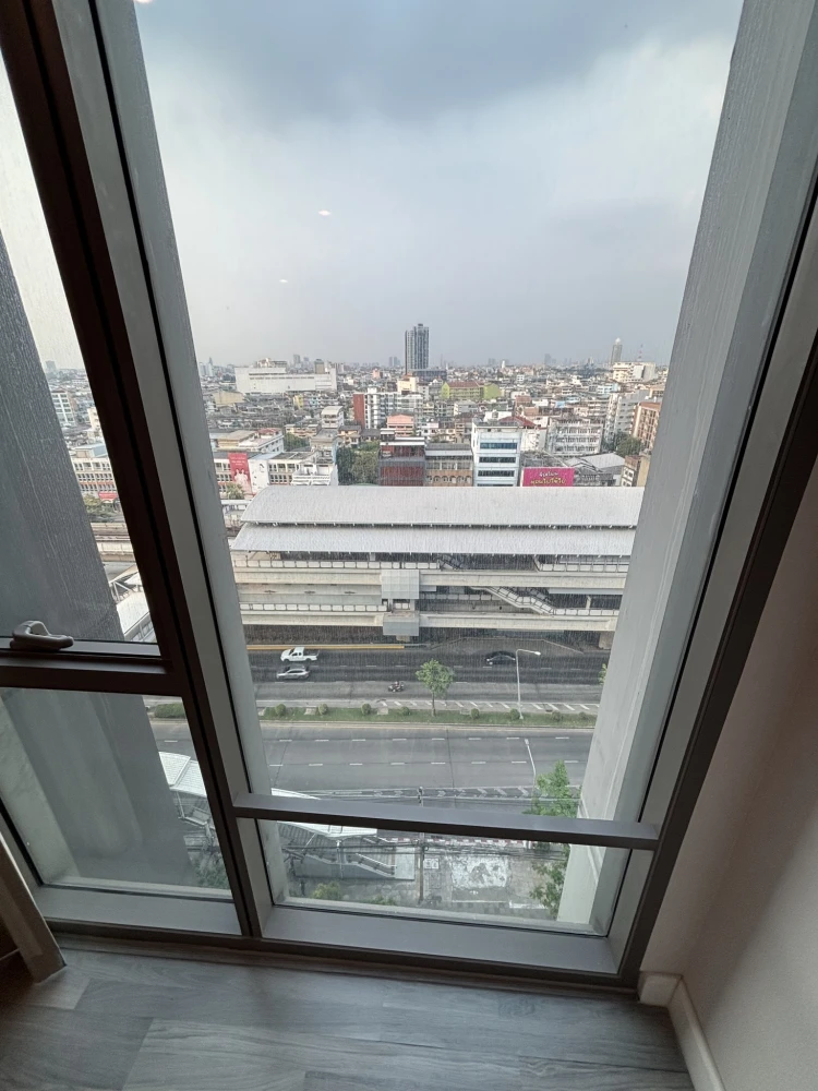Condo for rent, The Room BTS Wongwian Yai, corner unit, high floor, unobstructed city view, plenty of natural light. Book now!