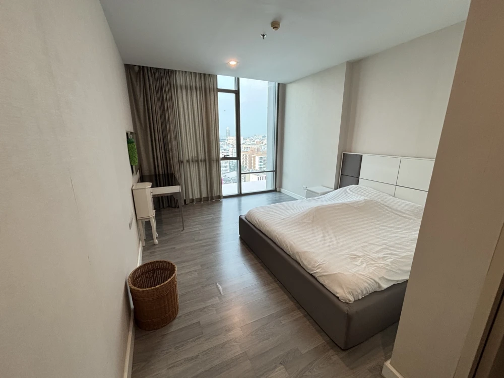 Condo for rent, The Room BTS Wongwian Yai, corner unit, high floor, unobstructed city view, plenty of natural light. Book now!