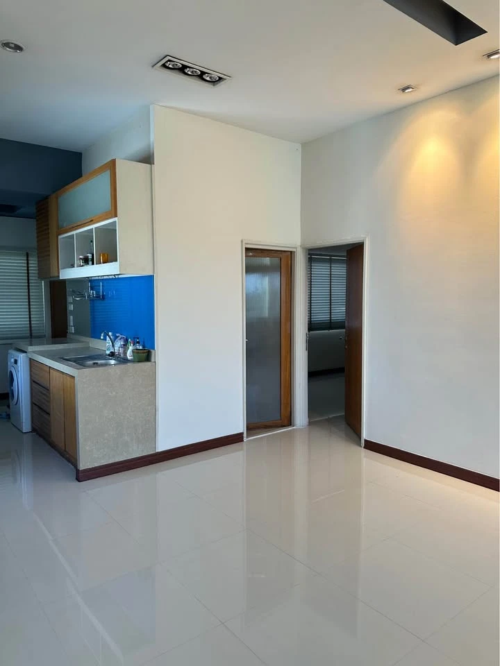 Condo for rent, Garden Court, corner room with privacy, lots of usable space. If you don't book, you'll regret it later.