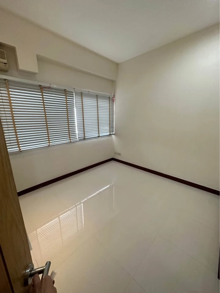Condo for rent, Garden Court, corner room with privacy, lots of usable space. If you don't book, you'll regret it later.