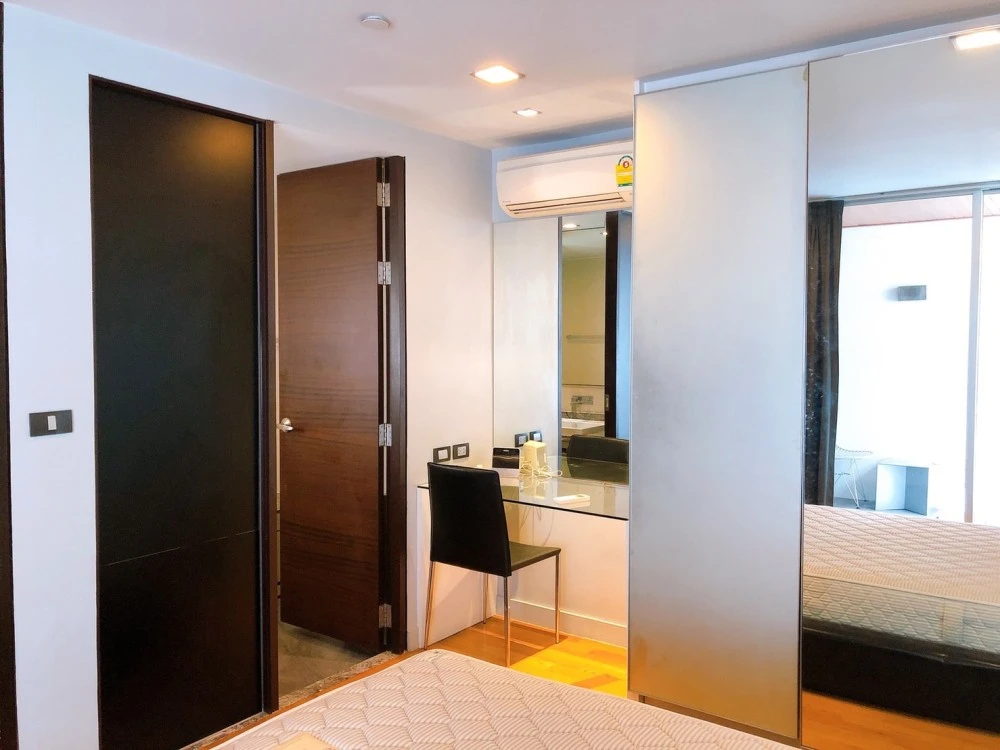For rent!! Condo Quad Silom, size 68 sq.m., 6th floor, fully furnished, ready to move in, good price, don't miss it!!