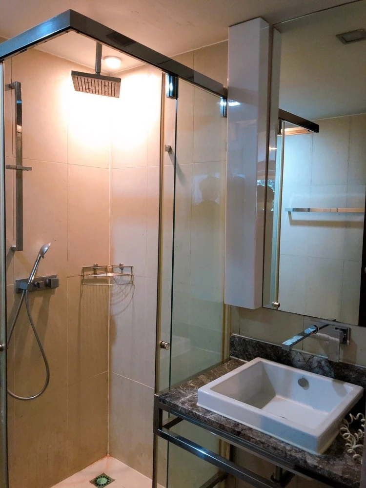 For rent!! Condo Quad Silom, size 68 sq.m., 6th floor, fully furnished, ready to move in, good price, don't miss it!!