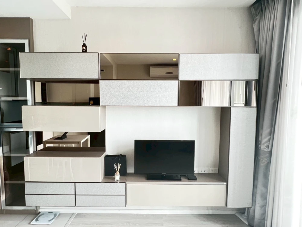 For rent!! Quinn Ratchada 17 Condo, 32nd floor, beautiful room, fully furnished, ready to move in. Reserve now! Don't miss out!!