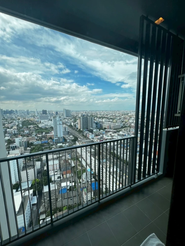 For rent!! Quinn Ratchada 17 Condo, 32nd floor, beautiful room, fully furnished, ready to move in. Reserve now! Don't miss out!!
