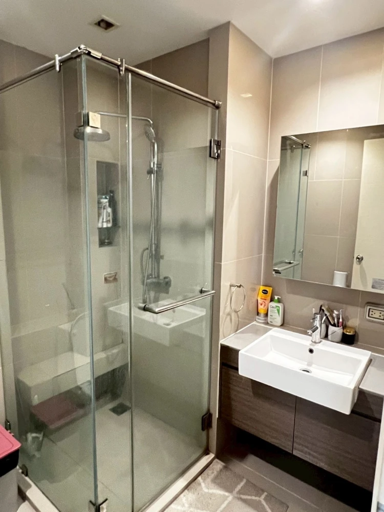 For rent!! Quinn Ratchada 17 Condo, 32nd floor, beautiful room, fully furnished, ready to move in. Reserve now! Don't miss out!!