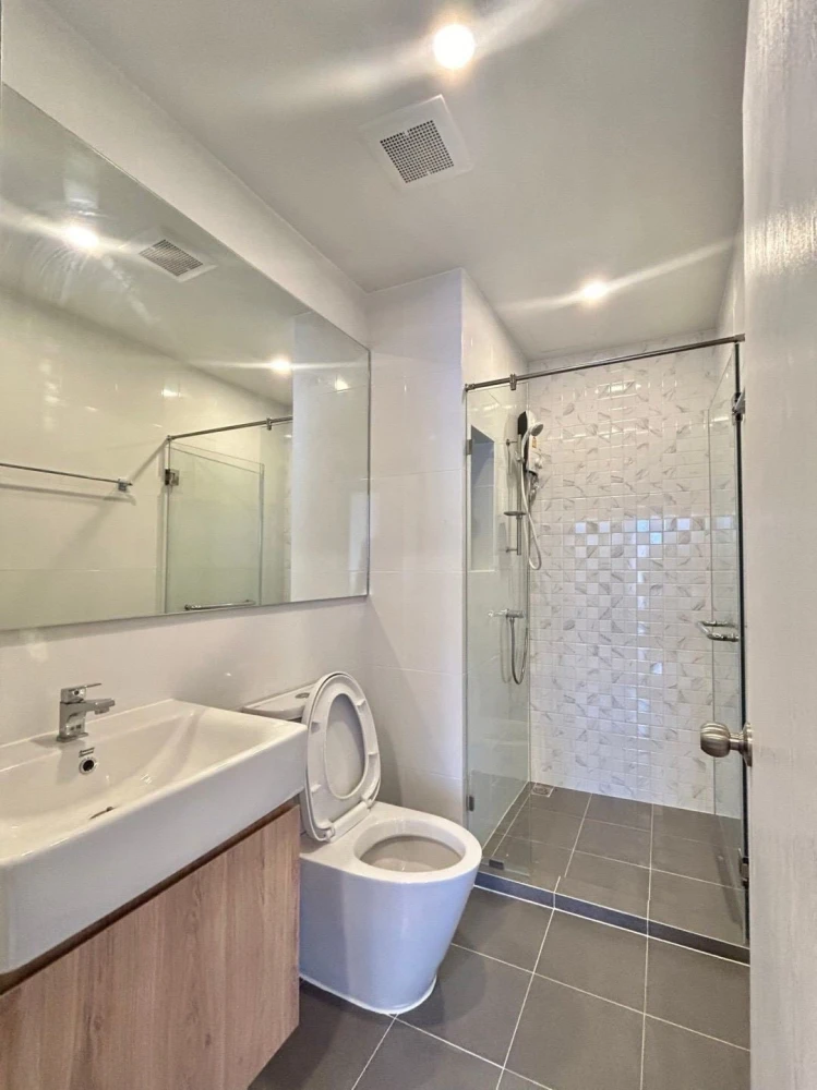 Condo for rent, Chewathai Pinklao, furnished room, ready to move in, complete with furniture and electrical appliances. If you don't reserve, you'll r