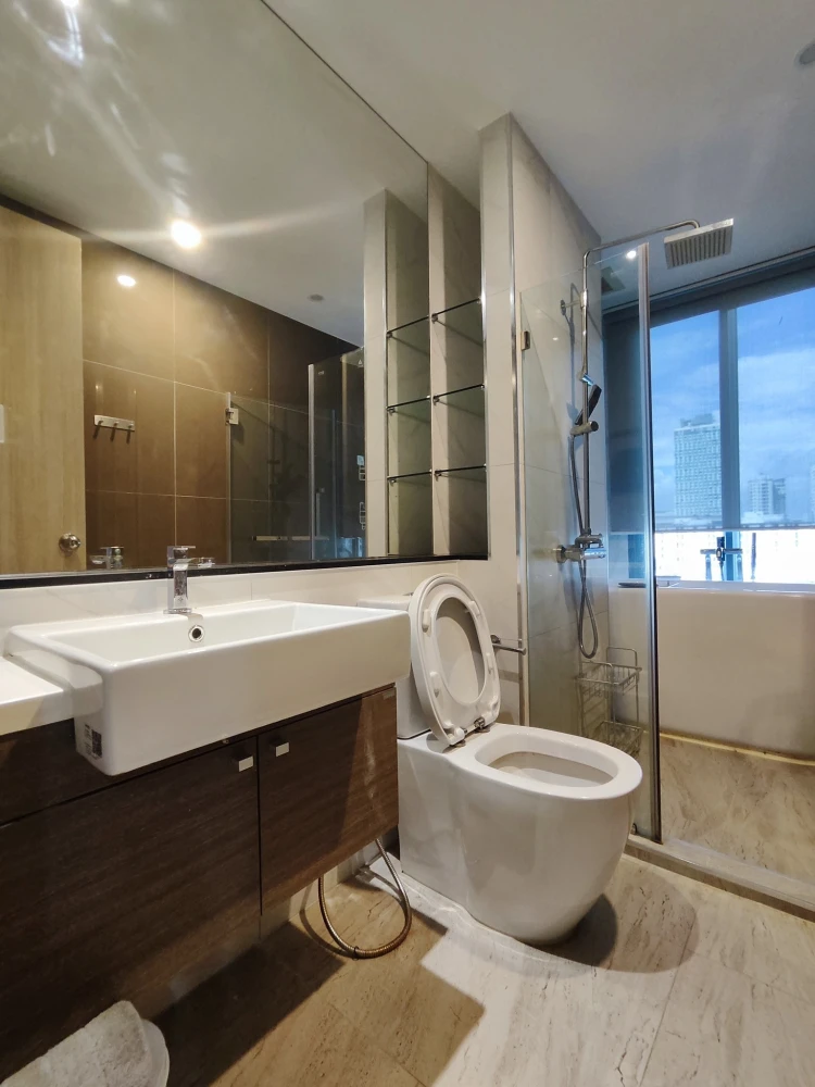 Condo for rent, Sign Sukhumvit 50, corner room, fully furnished, with balcony for breezy air. If you don't book, you'll miss out++