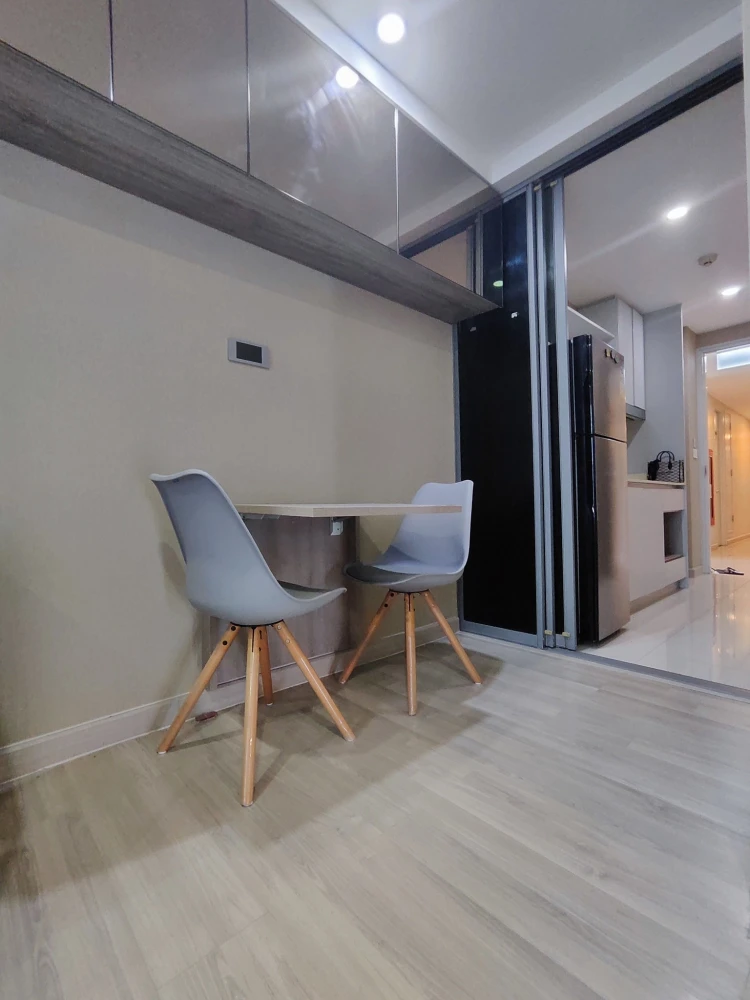 Condo for rent, Sign Sukhumvit 50, corner room, fully furnished, with balcony for breezy air. If you don't book, you'll miss out++
