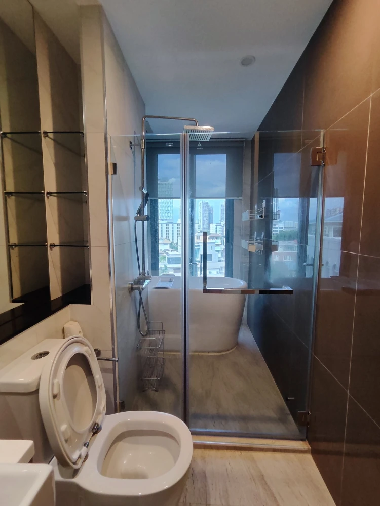 Condo for rent, Sign Sukhumvit 50, corner room, fully furnished, with balcony for breezy air. If you don't book, you'll miss out++