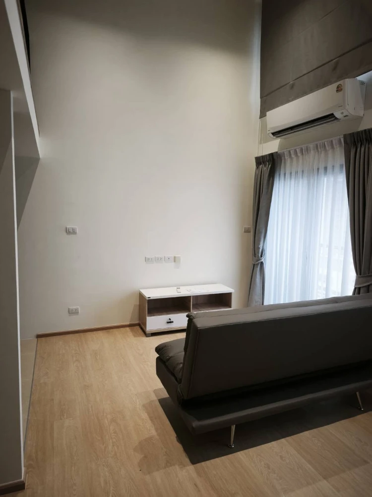 Condo for rent at Na Reva Charoen Nakhon. Enjoy river views from the 20th floor in a unit thoughtfully laid out with distinct living, sleeping, and wo