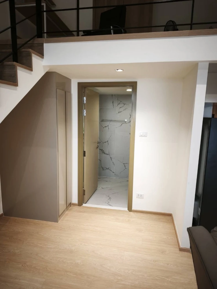 Condo for rent at Na Reva Charoen Nakhon. Enjoy river views from the 20th floor in a unit thoughtfully laid out with distinct living, sleeping, and wo