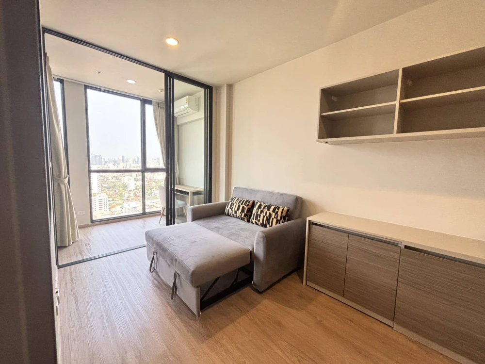 For rent!! Condo The Issara Sathorn, 25th floor, beautiful room, good location, ready to move in. Room decorating lovers must not miss!!