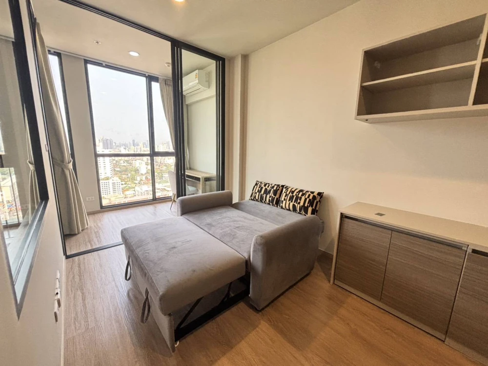 For rent!! Condo The Issara Sathorn, 25th floor, beautiful room, good location, ready to move in. Room decorating lovers must not miss!!